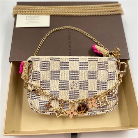 lv mini pochette มือสอง